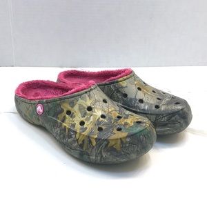 Crocs Camo With Pink Faux Lined Clogs Size 6